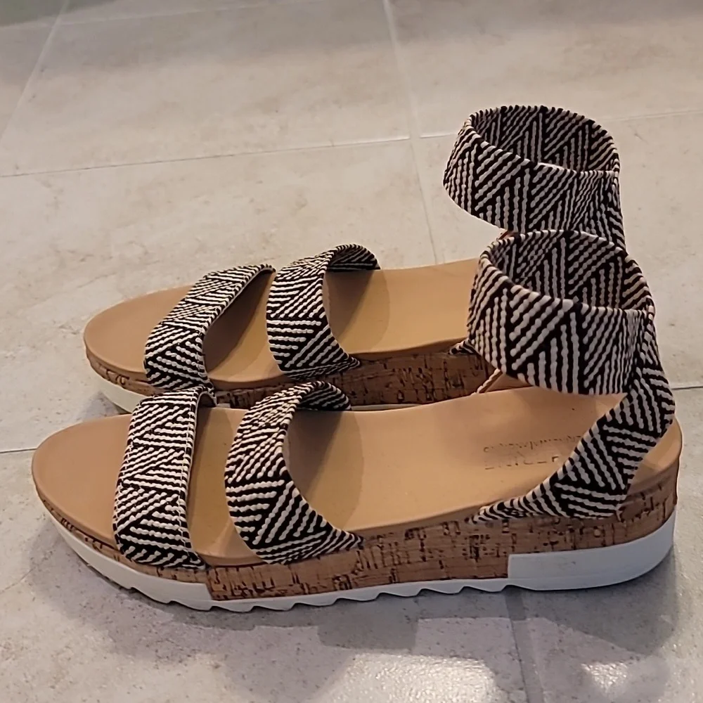 Sandals - Picture 2 of 3